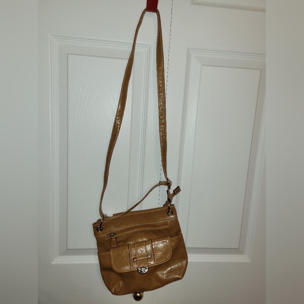 💚 A tan/ gold color polypropylene cross body purse